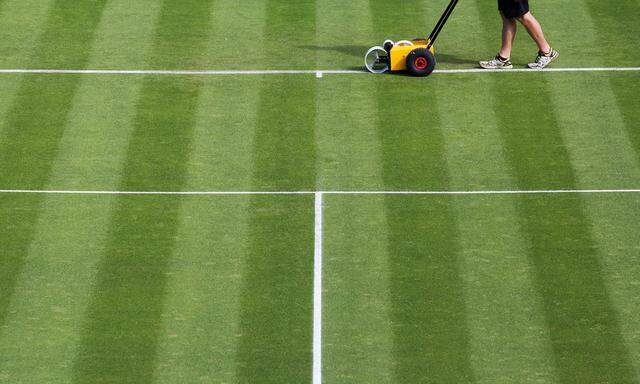 A groundsman paints the lines onto Centre Court ATP Tennis Herren WTA Tennis Damen Tennis World T