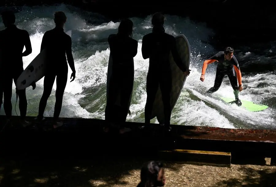 <strong>23. Mai. </strong>Ein Surfer auf der Eisbachwelle im Englischen Garten in München. 