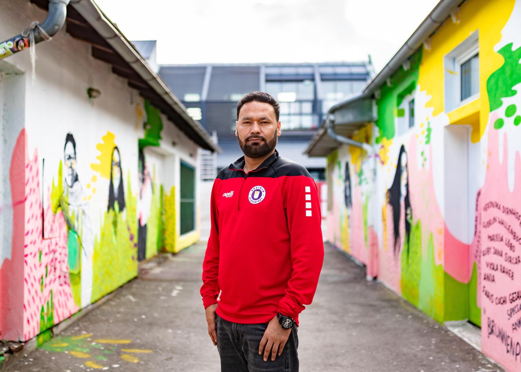 Zwischen Trauma und Trainingsplatz: Wie ein Afghane in Klagenfurt zum Frauenfußballtrainer wurde [premium]