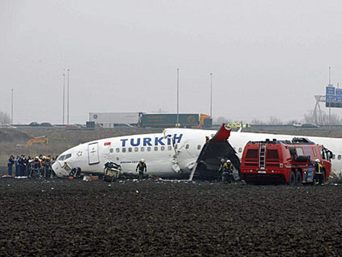 Die Boeing 737 der Turkish Airlines war beim Landeanflug auf ein Feld gestürzt und in mehrere Teile zerbrochen.