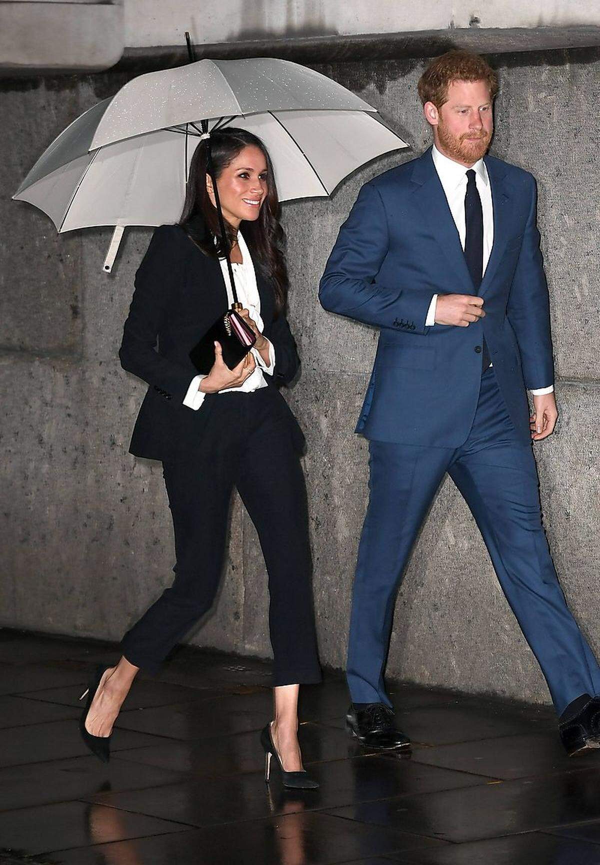 And this is how you do power dressing: Meghan Markle gab Anfang Februar Prinz Harrys Plus One bei einer Preisverleihung in London. Und zeigte allen, dass es für eine Abendveranstaltung nicht immer ein Kleid setzen muss - immerhin war der Termin der erste am Abend, den Markle als royale Braut absolvierte.