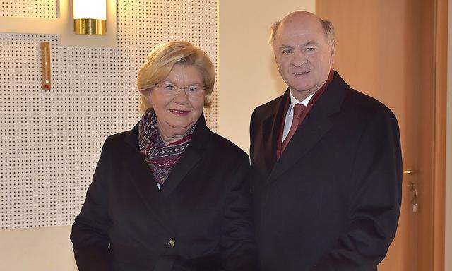 Erwin Pröll mit seiner Frau Elisabeth bei der Stimmabgabe am Sonntag