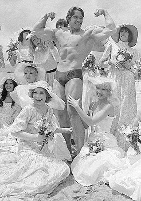 Zum ersten Mal richtig "aufzeigen" konnte der 1947 in der Steiermark geborene Arnold mit dem Doku-Drama "Pumping Iron" aus dem Jahr 1977. Der Film ist in Bodybuilder-Kreisen bis heute Kult und zeigt den Weg Schwarzeneggers zu seinem sechsten "Mr. Olympia"-Titel 1975. Im Bild: Schwarzenegger auf Promotiontour für "Pumping Iron".