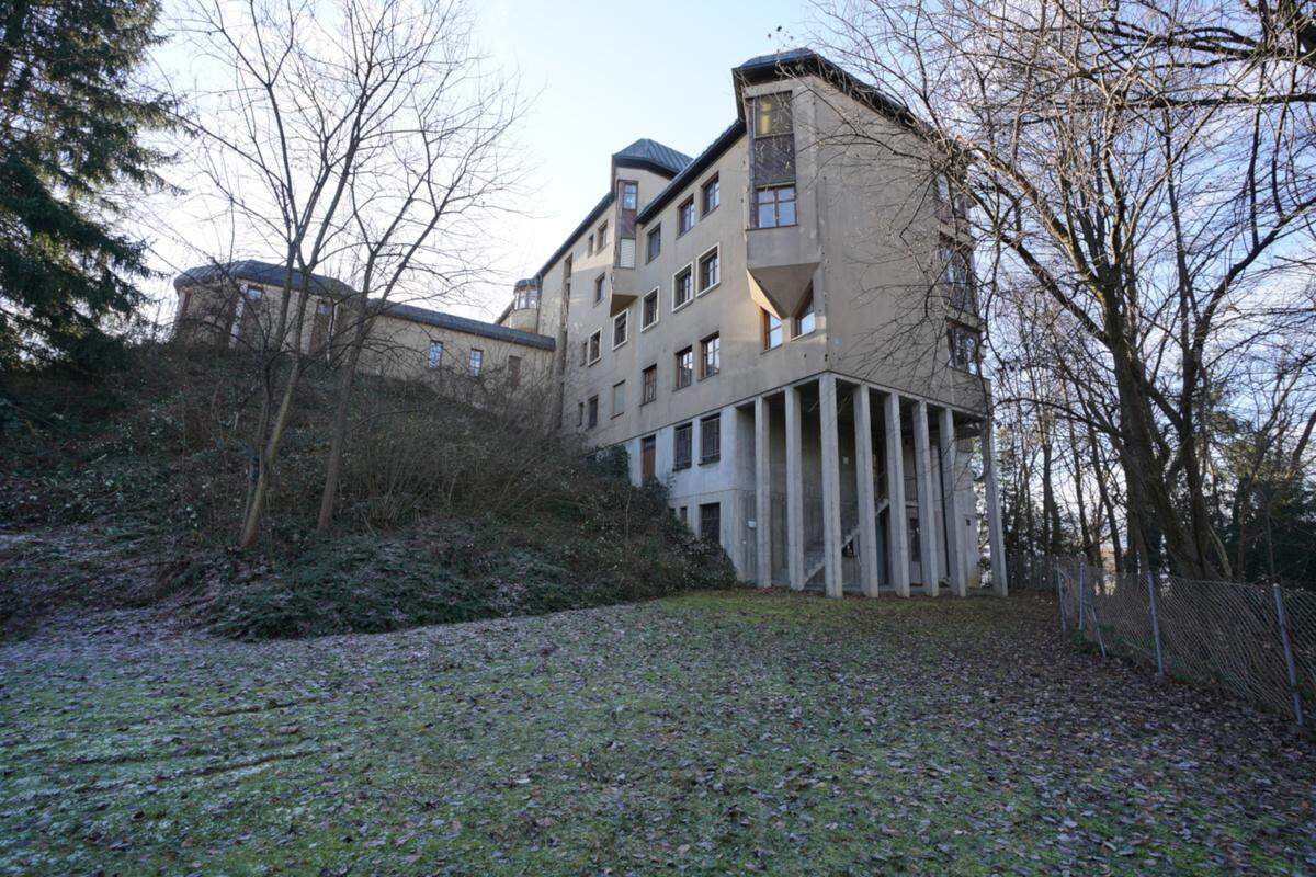 Der postmoderne Bau aus den 1980ern wurde von Postner/Duelli/Architekten gemeinsam mit der Atrium Gerüstbau Verputz GmbH saniert.