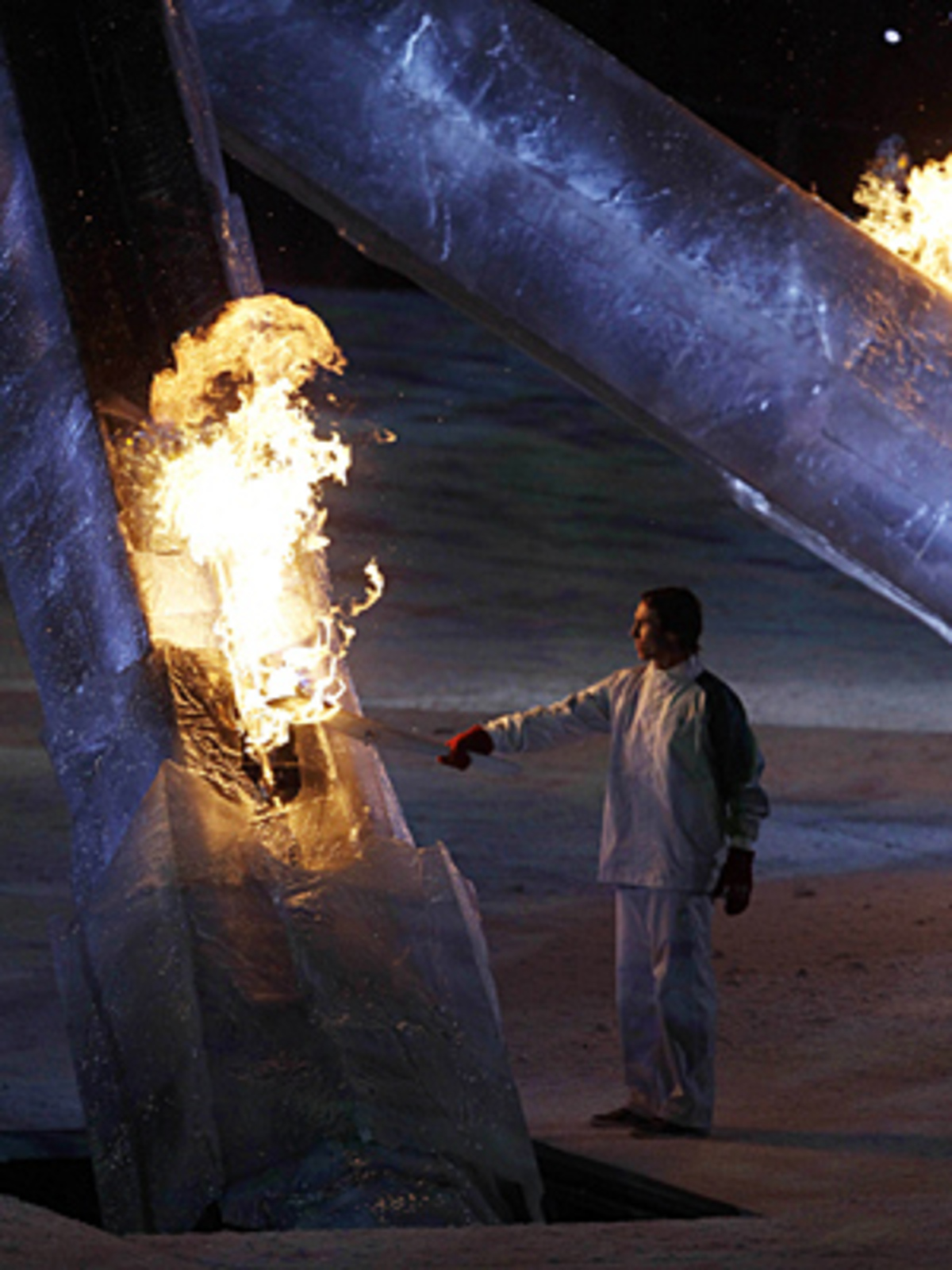Beim Entzünden der Olympischen Flamme gab es eine kleine Panne. Eine von vier Eis-Stützen, die die Flammenschale halten sollen, konnte nicht ausgefahren werden. Daraufhin waren die vier Athleten zur Improvisation gezwungen - Eisschnellläuferin Catriona LeMay-Doan musste letztlich zusehen.