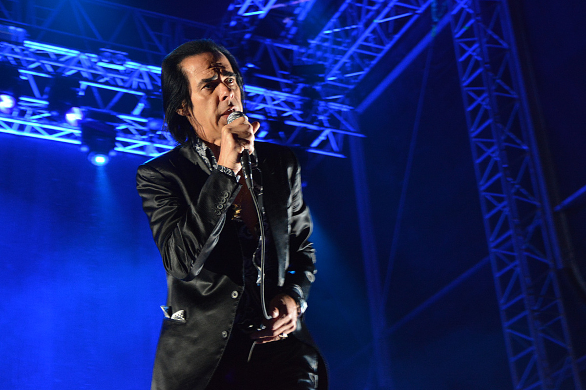 Besonders euphorisch aufgenommen wurde "The Mercy Seat", gewaltig und zerstörerisch. Während der Balladen wummerte leider die Unterhaltungsmaschine Toten Hosen auf der Space Stage. Mit dem Titeltrack "Push the Sky Away" entließ Cave seine Kinder in die Nacht. Das war kein Konzert, das war eine Messe, die am 24. November im Wiener Gasometer wiederholt werden dürfte.