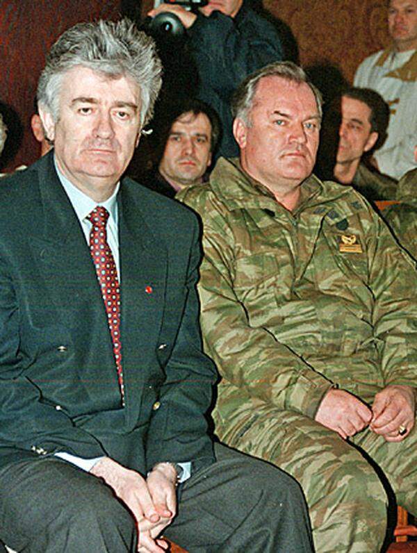 Die Vereinten Nationen klagen Karadzic und Mladic 1995 wegen Völkermord und Verbrechen gegen die Menschlichkeit an. Ein Anklagepunkt betrifft auch die Belagerung Sarajewos.