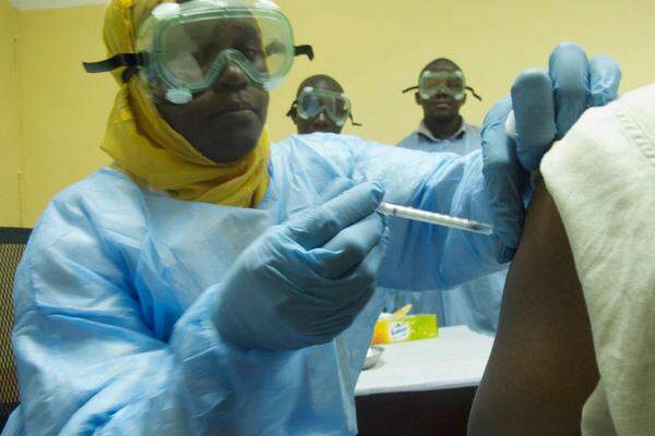 Die Weltgesundheitsorganisation (WHO) hat zwei mögliche Impfstoffe als "vielversprechend" ausgemacht und hofft, dass erste Testergebnisse für beide zur Unbedenklichkeit ab November oder Dezember vorliegen werden. Einige wenige medizinische Helfer im Ebola-Gebiet könnten - wenn die ersten Tests positiv ausfallen - ab November geimpft werden. Tests der Phase zwei, um die Wirksamkeit der Impfstoffe zu überprüfen, könnten dann in den von der Ebola-Epidemie betroffenen Ländern im Jänner oder Februar beginnen.
