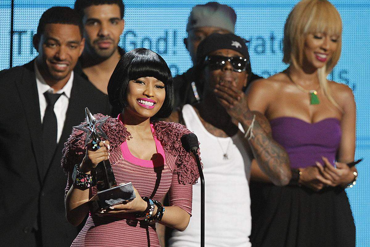 Ein Jahr später, bei den Bet Awards 2011, wurde sie als sogar als beste Hip-Hop-Künstlerin geehrt.