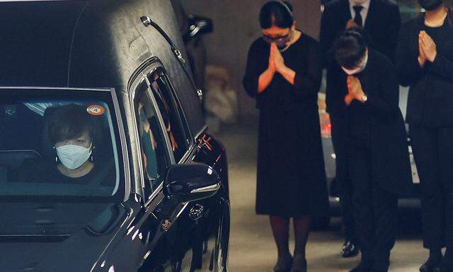 Der Sarg des erschossenen Shinzo Abe am Tag der Beisetzung am Montag.