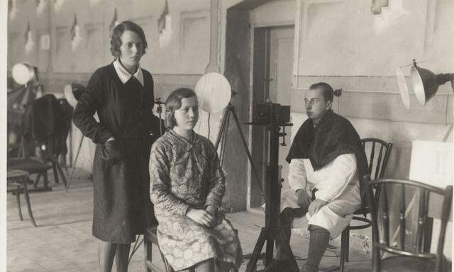 „Sie kennen meinen Standpunkt: Zeigen, dass auch Frauen etwas können“: Dora Maria Kahlich (links) bei ihrer anthropometrischen Arbeit (hier noch nicht in Tarnów, sondern vor dem Krieg im rumänischen Marienfeld). 