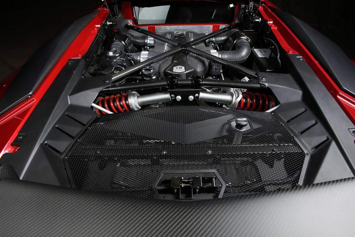 Beeindruckend ist wohl sicher nicht nur der Sound. Hier die Fakten: Der Lamborghini Aventador LP 750-4 Superveloce, so der volle Name, leistet 750 PS.