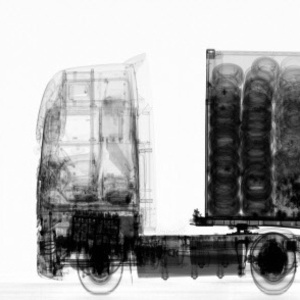 Der Importeur hatte angegeben, dass Autoreifen und zwei Autos im Container seien. Dem Zoll in Antwerpen fielen zwei weitere Autos auf.  