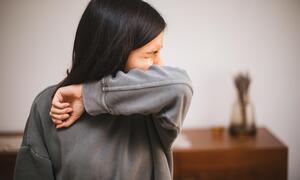 Ob eine Corona-Infektion mit Schnupfen und leichtem Halskratzen überstanden wird oder eine einwöchige Bettruhe erfordert, hängt von mehreren Faktoren ab. 