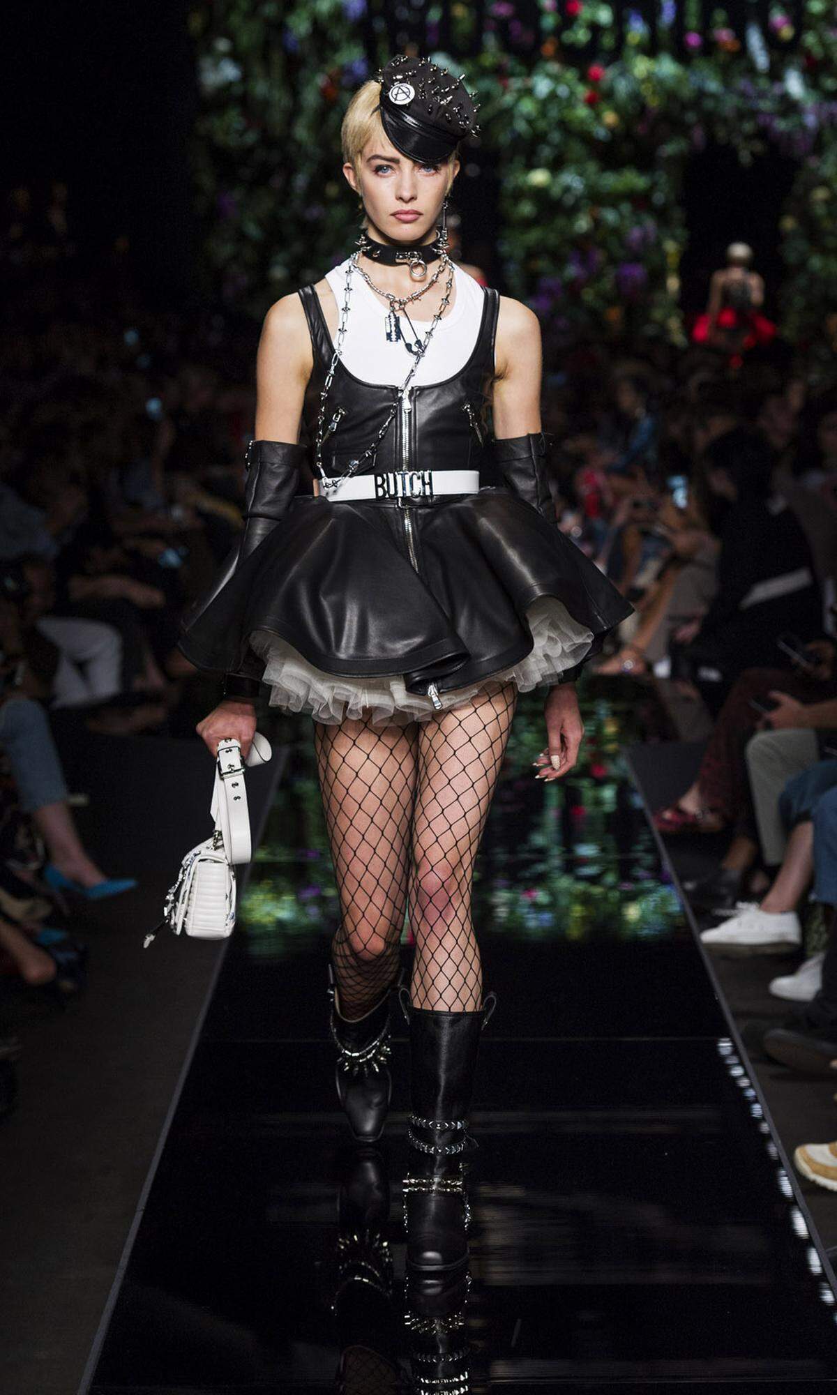 Jeremy Scott mag es rockig. Er kombiniert für Moschino ein ultrakurzes Lederkleid mit Petticoat darunter.