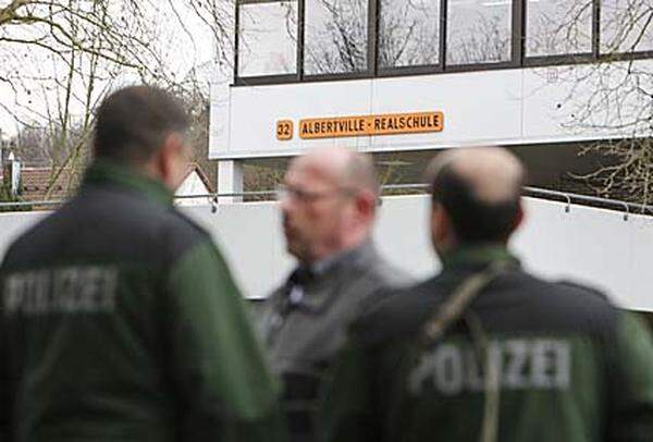 An der Albertville-Realschule in Winnenden bei Stuttgart schießt ein Amokläufer um sich und tötet 15 Menschen. Nach kurzer Flucht wird der Attentäter gestellt und tötet sich selbst.