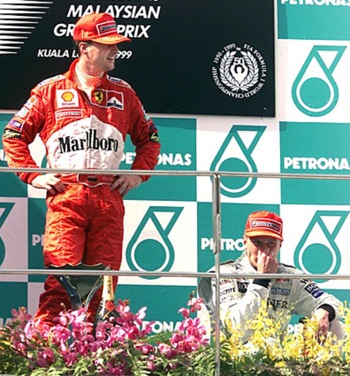 Schumacher feiert ein großartiges Comeback in Malaysia. Er wird Zweiter, da er seinem Teamkollegen Eddie Irvine wegen dessen Chancen im Titelrennen mit Mika Häkkinen den Vortritt lassen muss.