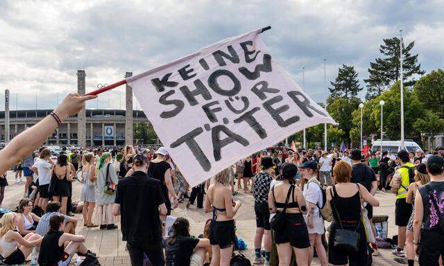 Ein paar Hundert Menschen demonstrierten am Samstag gegen die drei Rammstein-Konzerte in Berlin.