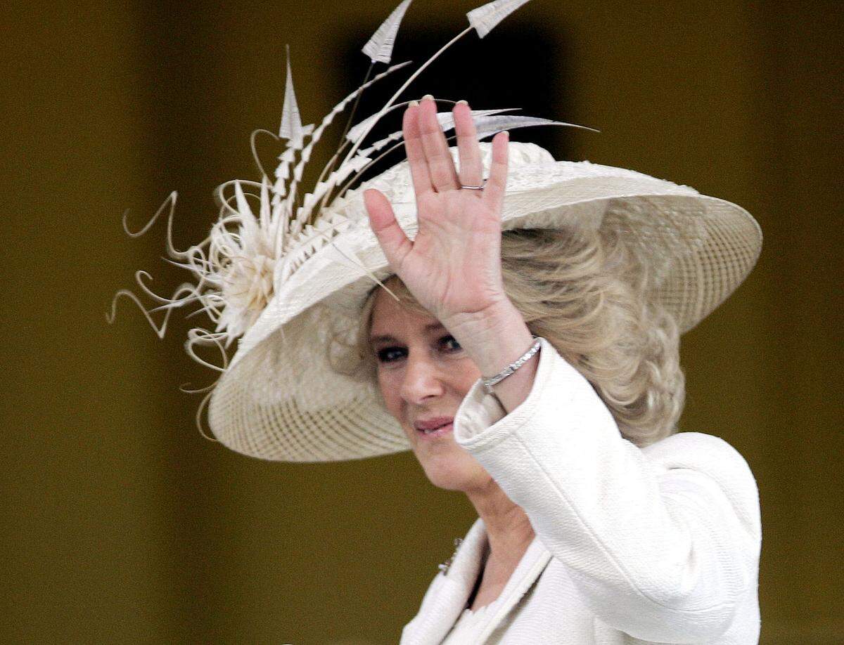 Geboren wird Camilla 1947 in eine blaublütige Familie in London, der Vater Adjutant der königlichen Leibwache, die Mutter aus einer reichen Architektenfamilie. Privatschulen in der Schweiz, Frankreich und England bereiten die Debütantin auf ein Leben am Hof vor.