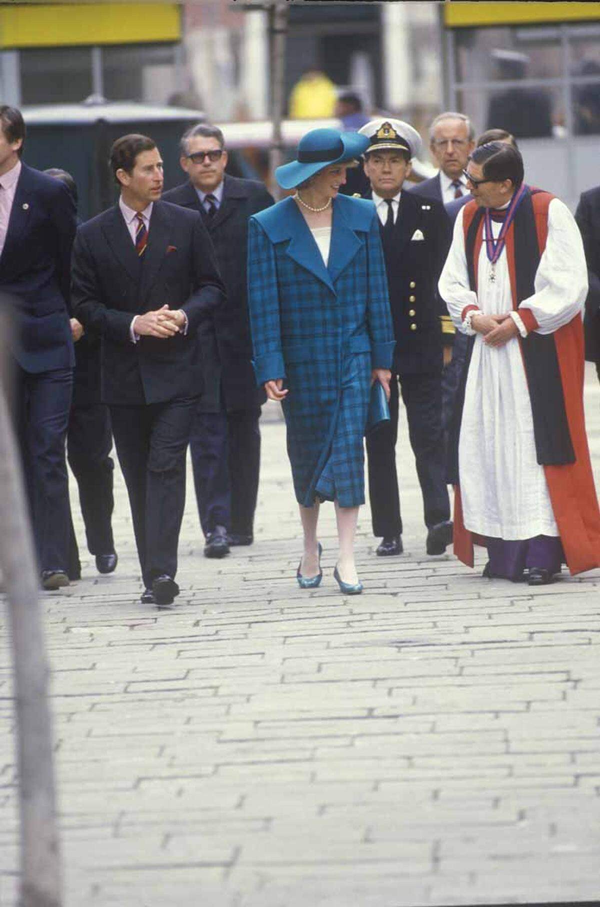 Schnell wurde sie zur meistfotografierten Frau der Welt und dann auch zur Stilikone. Doch nicht all ihre Outfits waren ein Erfolg. Dieses Outfit, das sie 1985 trug, wurde von der Presse als "Pferdedecke" abgetan.