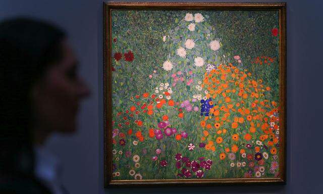 Das Foto zeigt das Gemälde "Bauerngarten" (1907) von Gustav Klimt bei einer Auktion von Sotheby's London im Jahr 2017. 