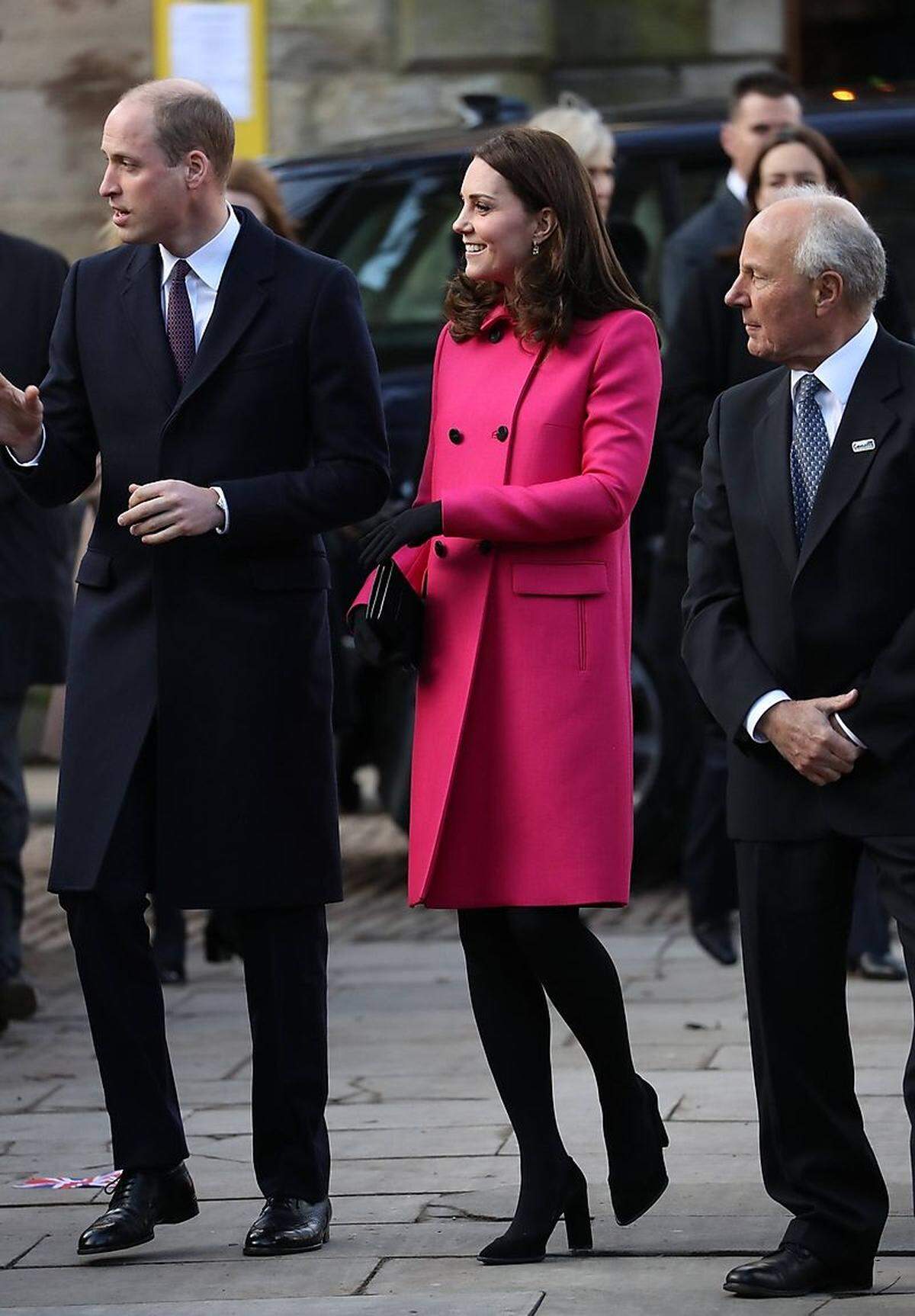 Fast schon Jackie-Kennedyiesque war der Look, den die Herzogin von Cambridge Mitte Jänner für einen Tag mit Terminen in Coventry wählte. Der Mulberry-Mantel erfüllte mit seinen klaren, schlichten Linien, seiner sichtbaren Qualität und seiner aufregenden Farbe die Kriterien, die auch schon die frühere US-First-Lady an Kleidungsstücke stellte, und Kates elegantes Styling mit schwarzen Accessoires (Clutch von Mulberry, Handschuhe mit Schleifendetail von Cornelia James) hätte Jacqueline Kennedy in den 1960er-Jahren sicher auch gefallen. Nur: Ob Jackie jemals Lederpumps mit NOPPENSOHLE getragen hätte? Denk einmal drüber nach, Kate. (Die von der "Schaufenster"-Redaktion gefürchteten Pumps von Tod's machten sich allerdings nicht schlecht in dem Ensemble. Müssen wir zugeben.)