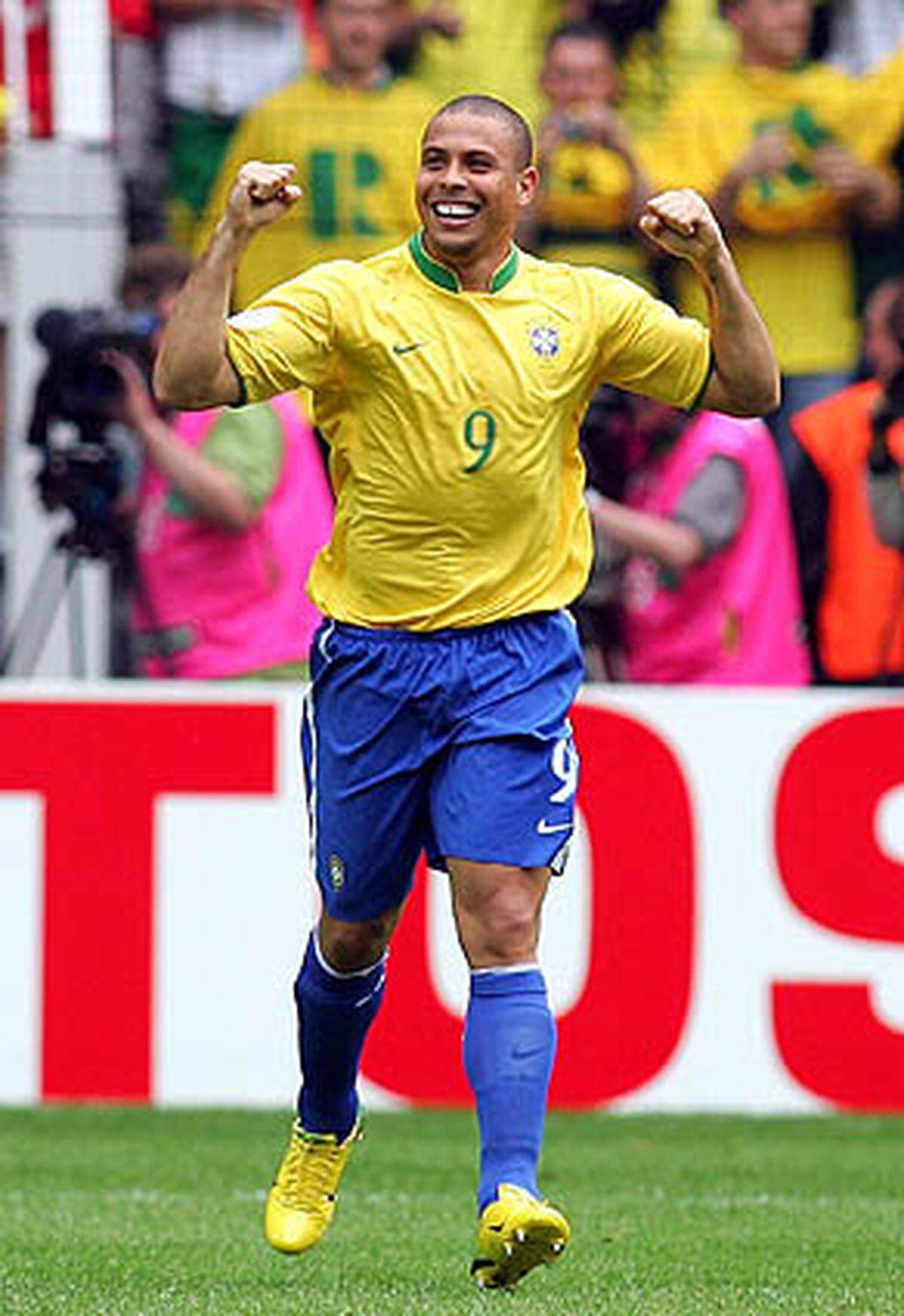 Auch die WM 2006 verläuft nicht nach Ronaldos Wunsch: Im Viertelfinale scheitert Brasilien an Frankreich, der Stürmer wird wegen mangelnder Fitness und Übergewicht scharf kritisiert. Ronaldo erhöht mit drei Treffern bei dieser WM sein Torkonto auf 15 und ist damit der erfolgreichste Torjäger der WM-Geschichte.