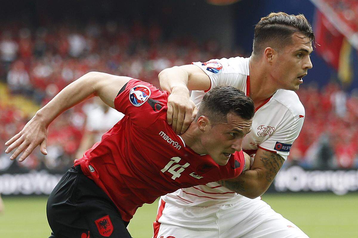 In Lens kam es zum Bruderduell: Granit Xhaka (in Weiß) spielt für die Schweiz, sein älterer Bruder Taulant Xhaka für Albanien. Granit und die Schweiz blieben 1:0-Sieger.