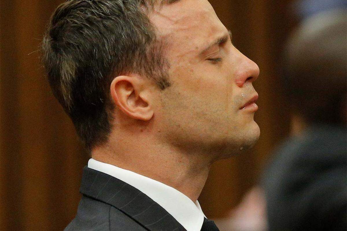 Oscar Pistorius weint, als das Urteil über ihn verlesen wird. Der südafrikanische Paralympics-Star erschoss sein Freundin. Iirrtümlich, wie er sagte.