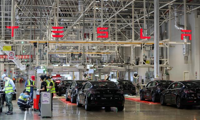 Das Model 3 - bisher das günstigste Tesla-Fahrzeug - wird aus der chinesischen Fabrik in Shanghai geliefert.
