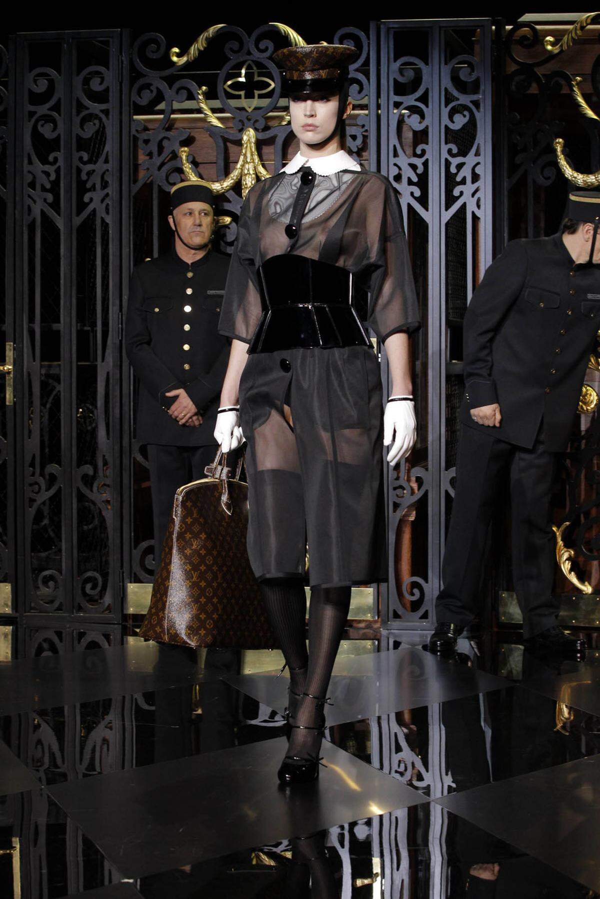 Der "Domina trifft auf Dienstmädchen"-Look war 2011 bei Louis Vuitton sehr gefragt.