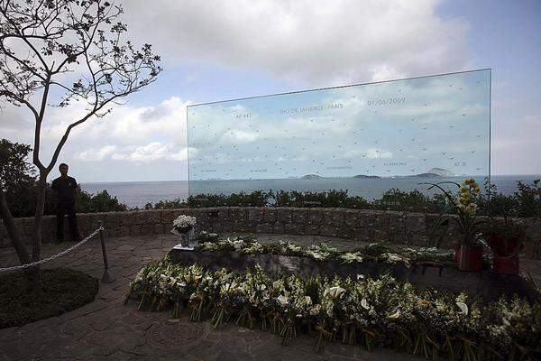 Dabei kamen alle 228 Personen an Bord ums Leben. Im Bild eine Tafel in Rio de Janeiro, die an die Opfer erinnern soll.