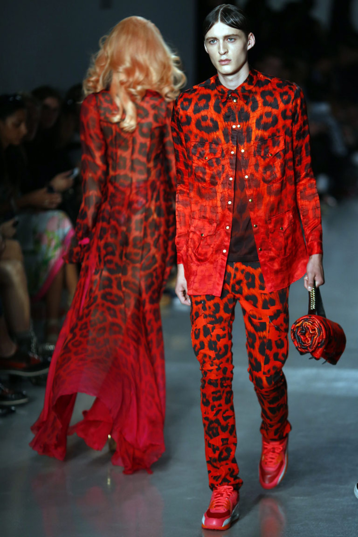 Auch in London zeigte Katie Eary orange Tiermuster.