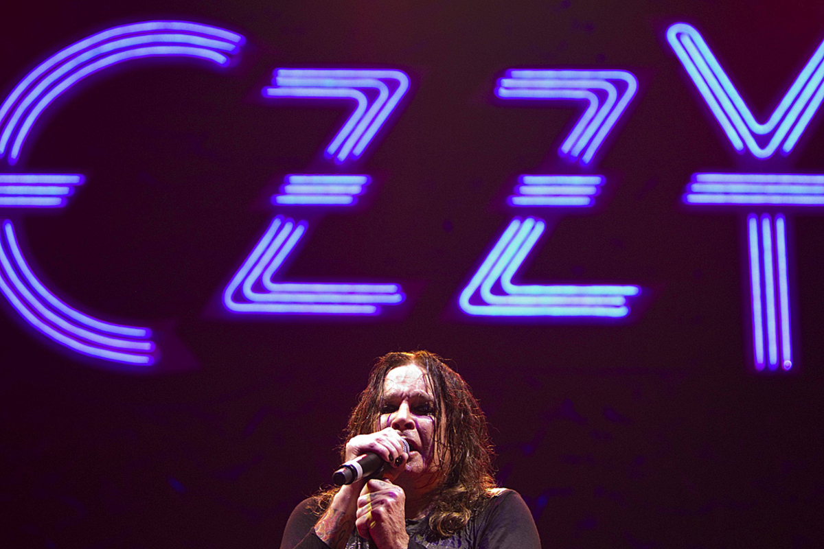 Der 62-jährige Wieder-Frontmann von Black Sabbath bezeichnet sich selbst als "medizinisches Wunder". Zu Recht, schließlich hat Osbourne eine fast 40-jährige Abhängigkeit zu Drogen und Alkohol hinter sich. Kostprobe gefällig? 1994 hat er zum Beispiel habe er eine ganze Flasche des Schmerzmittels Codein zu sich genommen. Die Folge: Seine Lunge kollabierte beinahe.