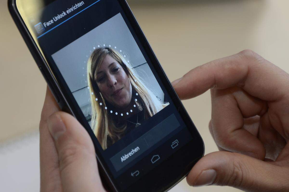 Gesichtssperre? Statt eines Codes, merkt sich das Galaxy Nexus die Gesichtszüge des Nutzers und prüft beim Entsperren, wer das Gerät gerade in Händen hält. Das funktioniert gut. Fraglich bleibt, wie sicher diese Methode ist, wenn die Gesichtszüge nicht besonders extravagant sind oder einfach ein Foto vorgehalten wird.