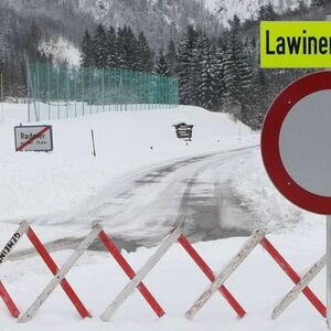 SCHNEECHAOS IN OESTERREICH: VERSORGUNGSFLUG NACH RADMER