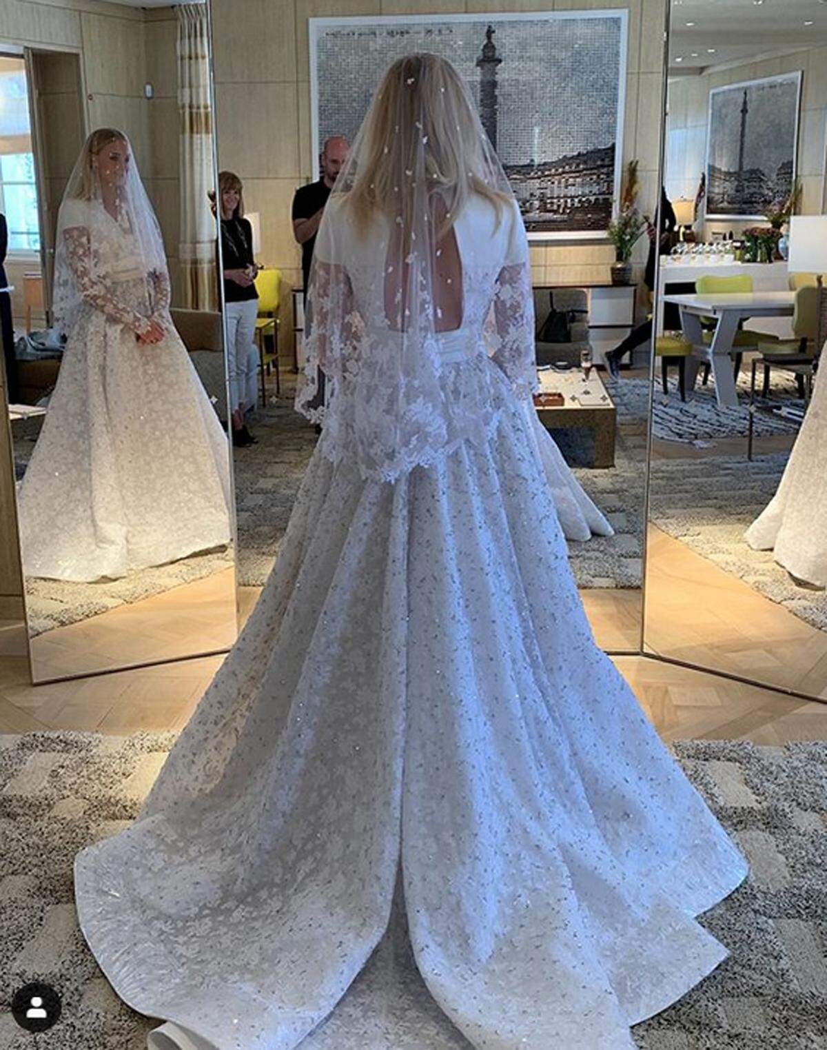 Medienberichten zufolge fand die Feier in einem Schloss in Sarrians in Südfrankreich statt. Auf Instagram veröffentlichte Modeschöpfer Nicolas Ghesquiere (Louis Vuitton) ein Foto von Turner in ihrem Kleid. "Absolut beauty" schrieb er dazu.