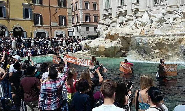 Aktivisten schütten schwarze Flüssigkeit in Roms berühmten Trevi Brunnen