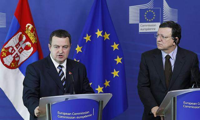 Serbian PM Dacic and European Commision President Barroso address a joint news conference in Brussels