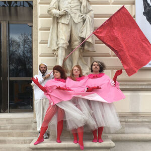 Eine angeblich queeres, mehrköpfiges Wesen soll die einziehende Künstlerschaft und die zur Eröffnung Geladenen mit guten Ratschlägen versorgen: Performance von Florian Aschka, Alexandru Cosarca, Georg Klüver-Pfandtner und Larissa Kopp.