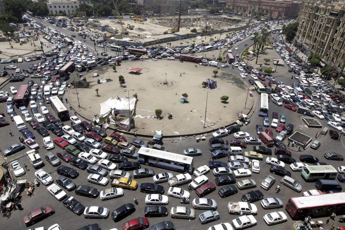 Die bisherige Hauptstadt Kairo mit ihren 20 Millionen Einwohnern platzt mittlerweile aus allen Nähten. Der Autoverkehr ist der reinste Albtraum, Slums breiten sich immer weiter aus.