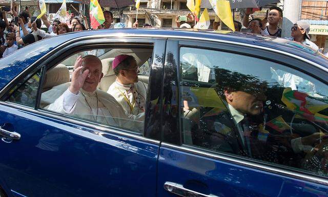 Papst Franziskus ist in Rangun jubelnd empfangen worden.
