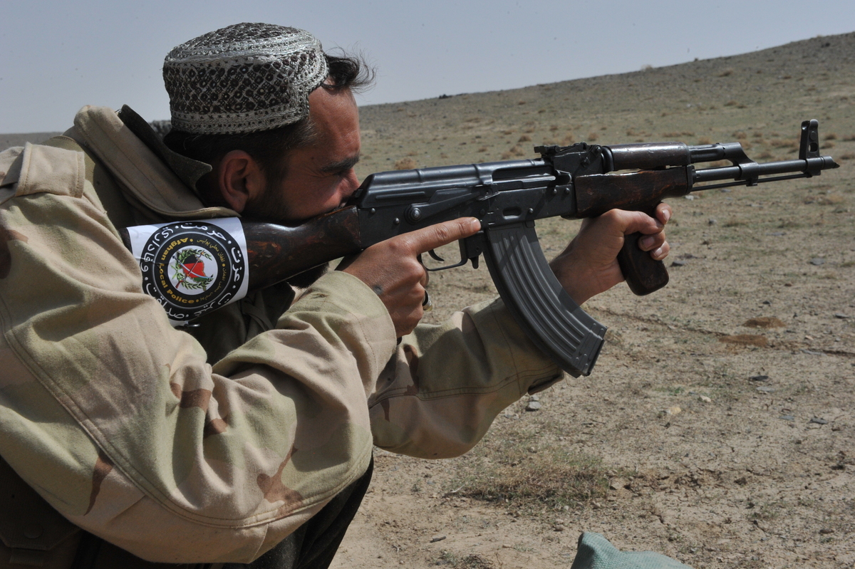 Afghanischer Polizeischüler mit Kalaschnikow