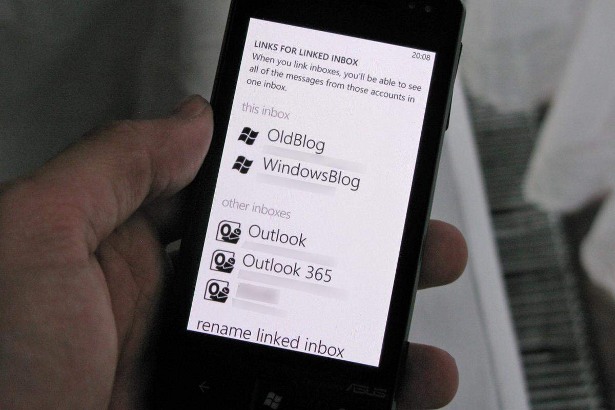 Dabei setzt Microsoft aber nicht auf eine "unified inbox", wie etwa Apple beim iPhone. Die Nutzer dürfen selbst entscheiden, welche Posteingänge wie zusammengefasst werden.