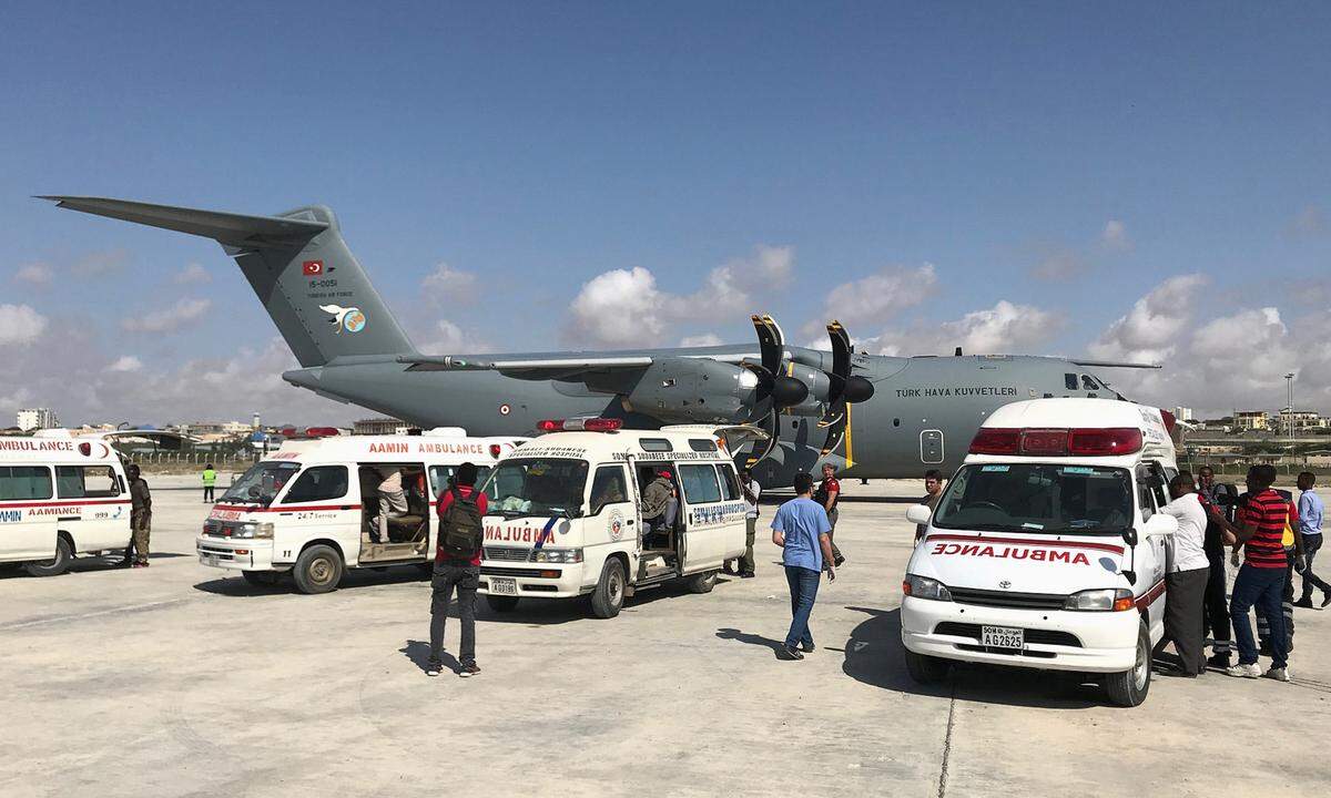 Aus dem Ausland wurde Somalia Hilfe angeboten. Die Türkei schickte noch am Sonntag ein Militärflugzeug mit medizinischer Hilfe nach Mogadischu (im Bild). Das Flugzeug soll auch Verletzte zur Behandlung in die Türkei bringen. Die Türkei sowie die Afrikanische Union (AU) verurteilten den Anschlag in Mogadischu aufs Schärfste.