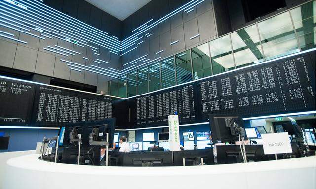 Handelssaal der Frankfurter Wertpapierboerse Broker Anzeigentafel Computerhandel Aktienhaendler