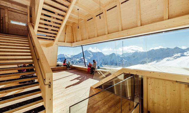 Der Innenbereich des Aussichtsturms bietet einen Blick auf die Tiroler Bergwelt. 
