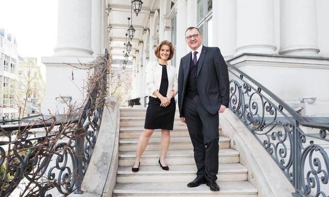 Chefin Karin Pühringer und Autor Günter Fuhrmann erkunden die Geschichte des Palais Coburg.