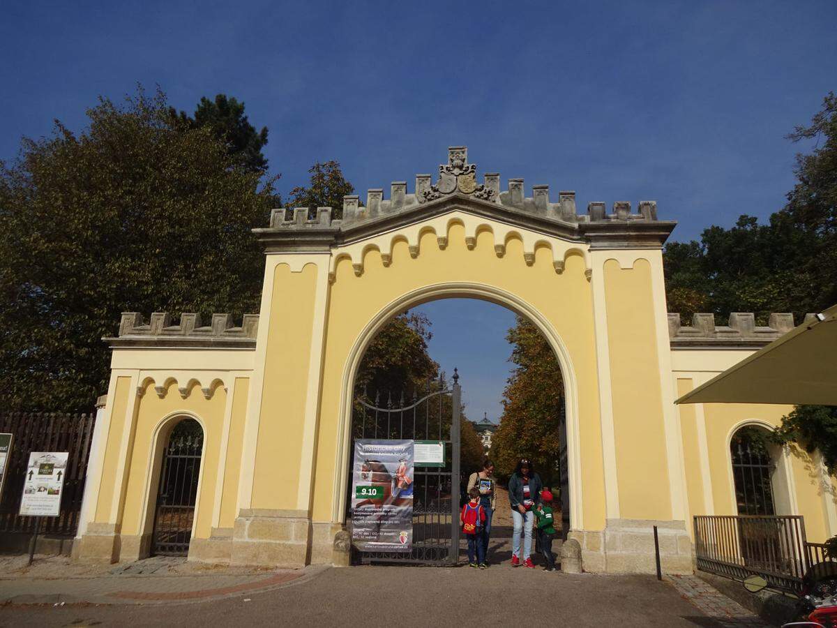 Eingangstor zum Zámek Karlova Koruna, dem Barockschloss Karlskrone (1721-32), das als Sommerresidenz diente, mit einer Ausstellung der Kinsky-Dynastie, dessen Lebensstil aus Pferdezucht und Steeplechase (Pferderennen) bestand.