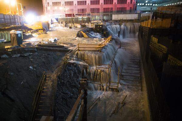 New York. Die Meeresfluten schwappen in die Baustelle auf "Ground Zero".